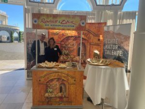 Andreas Michel und Verena Kimmich mit leckerem Käse aus Italien und Wisconsin